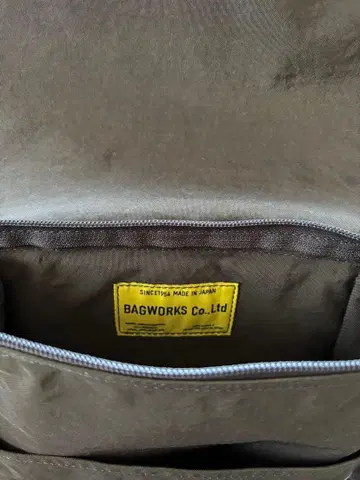 BAGWORKS 카키색 롤탑 백팩