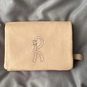 베이지 가죽 접이식 지갑 스터드 로고 포함