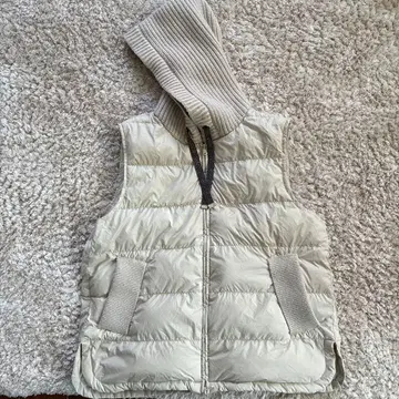 아이보리 후드 부착 퀼팅 베스트