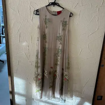 시빌라 자수 장식 베이지 슬리브리스 원피스