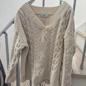 크림색 V넥 케이블 니트 스웨터