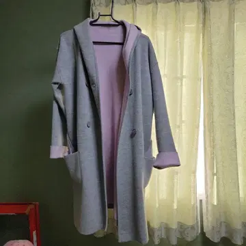후드 부착 그레이와 퍼플의 롱 코트