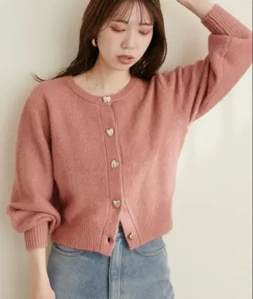 내추럴 쿠튀르 하트 단추 크루넥 가디건