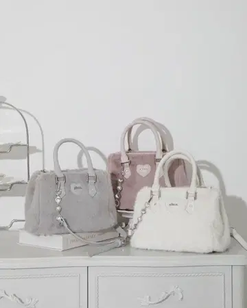 pium 비쥬 체인 달린 pium 하트 퍼 백