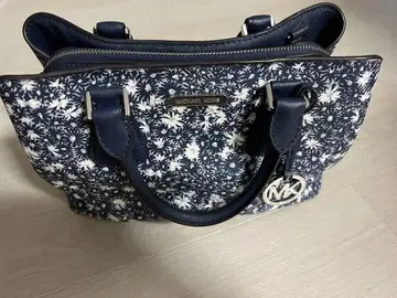 마이클코어스 숄더백 꽃무늬 네이비
