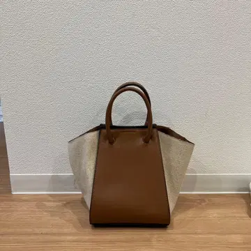 브라운과 베이지 핸드백