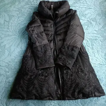 블랙 레이스 플라워 무늬 다운 자켓