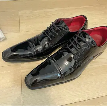 롱노즈 레이스업 에나멜 블랙 신발