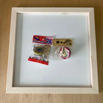 팽이 돌리기 판 (약 45 x 45cm) 및 팽이 2개