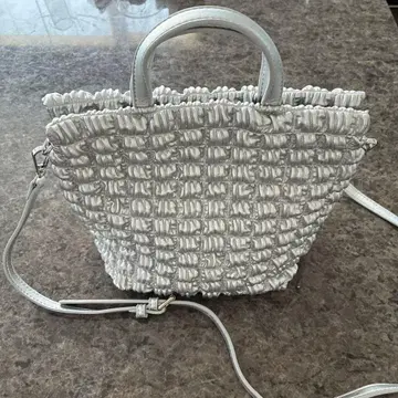 실버 플리츠 디자인 핸드백
