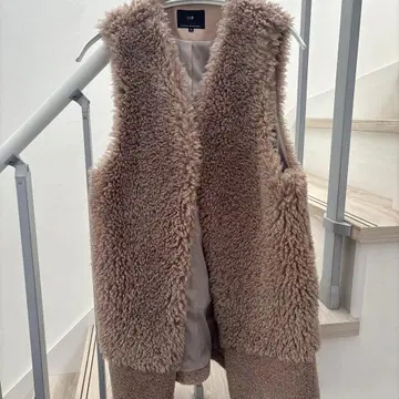 베이지 플리스 슬리브리스 베스트