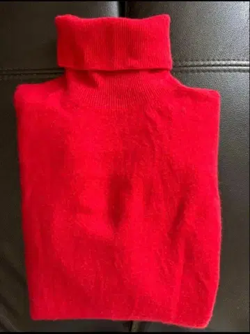 UNIQLO 캐시미어 빨간색 터틀넥 스웨터 S 사이즈