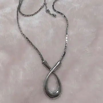 실버 트위스트 디자인 목걸이
