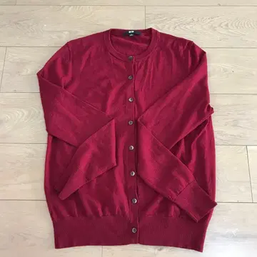유니클로 울 짙은 빨간색 가디건 M 사이즈