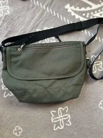 카키 플랩 숄더백