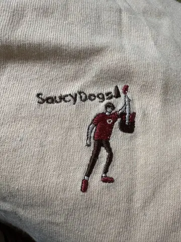 SaucyDogs 자수 로고 긴팔 T셔츠 베이지