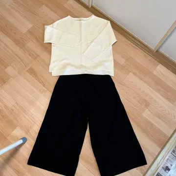 IENA SLOBE 화이트 상의와 블랙 와이드 팬츠 셋업