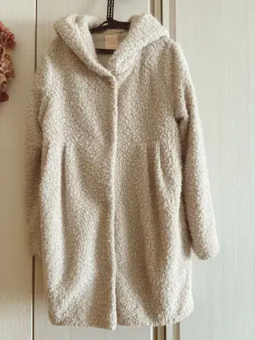 빔즈 후드 부착 보아 자켓 크림색