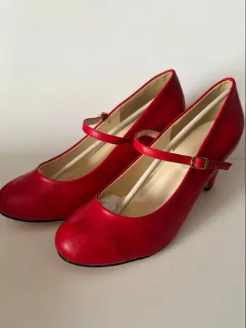 메뉴에 빨간색 펌프스 중간 힐