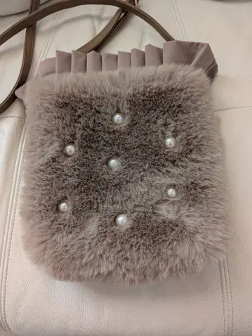 &LOVE 펄 비쥬의 복슬복슬 에코 퍼 미니백