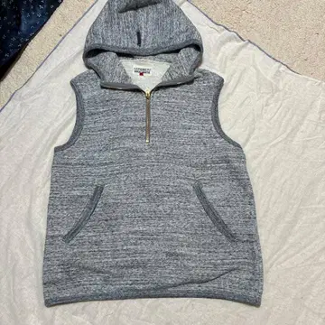 TIGRE BROCANTE 그레이 후드 부착 베스트