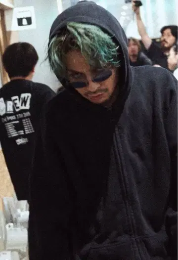 츠네타 다이키 착용과 매우 흡사한 지퍼 후드티 블랙 foodie