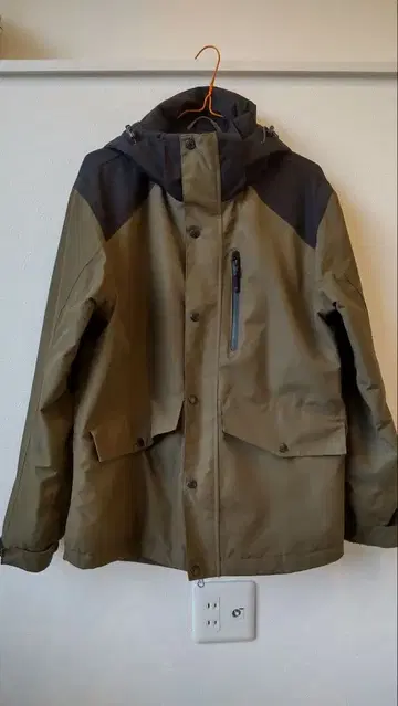올리브색 후드 부착 방수 자켓