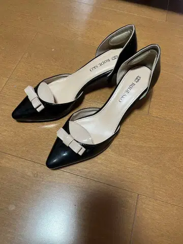 RODESKO 리본 포함 블랙 스틸레토 펌프스