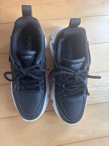 오리엔탈 트래픽 블랙 스니커즈 통굽