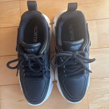 오리엔탈 트래픽 블랙 스니커즈 통굽