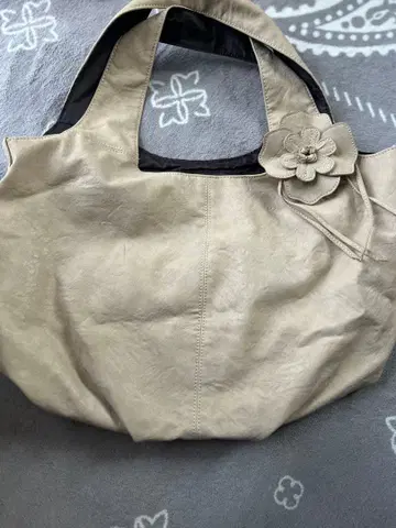 베이지 가죽 토트백 플라워 장식