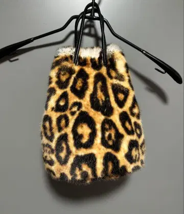 레오파드 무늬 버킷형 퍼 퍼백