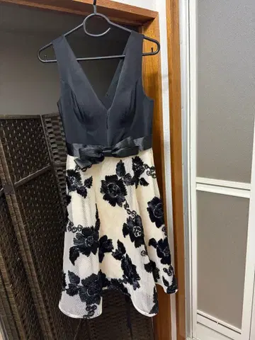 Settian 블랙 흰 꽃 패턴 V넥 드레스 사이즈 2