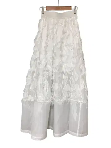 화이트 플레어 스커트 프린지 디자인