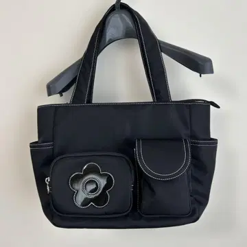 말리크와 데이지 모티브 나일론 블랙 토트백