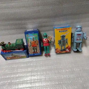 미니 사이즈의 양철 완구 3개