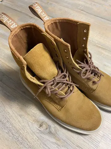 베이지 스웨이드 하이컷 부츠 닥터마틴