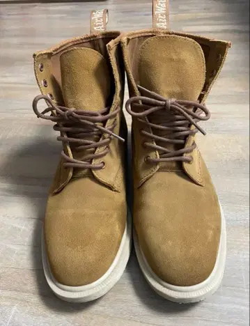 베이지 스웨이드 하이컷 부츠 닥터마틴