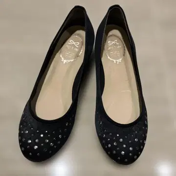 스팽글 장식의 블랙 펌프스