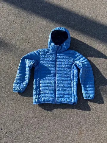 유니클로 라이트 다운 자켓 후드 부착