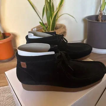 블랙 스웨이드 하이컷 부츠