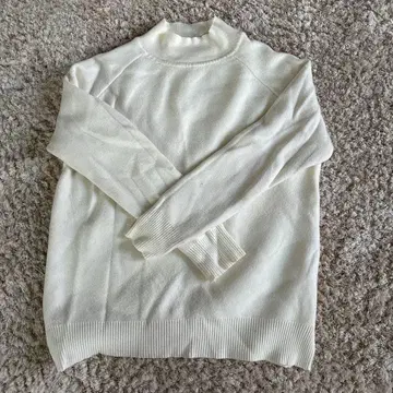 하이넥 화이트에 가까운 아이보리 속기모 니트