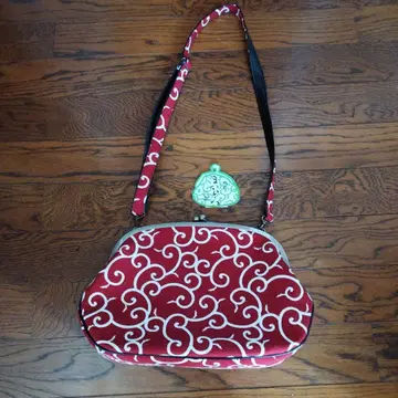 일본 의류용 가방 빨간색과 화이트 컬러 무늬 미사용품