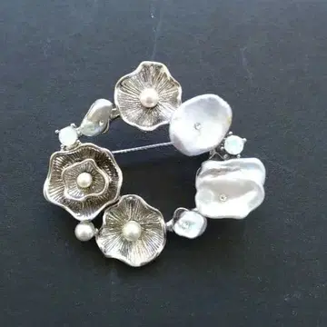 타타 실버 펄 꽃 모티브 브로치