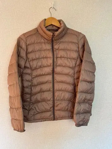 유니클로 울트라 라이트 다운 베이지 L 다운 자켓 라이트 다운