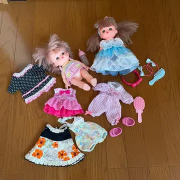 멜짱 인형 2체와 의상 세트