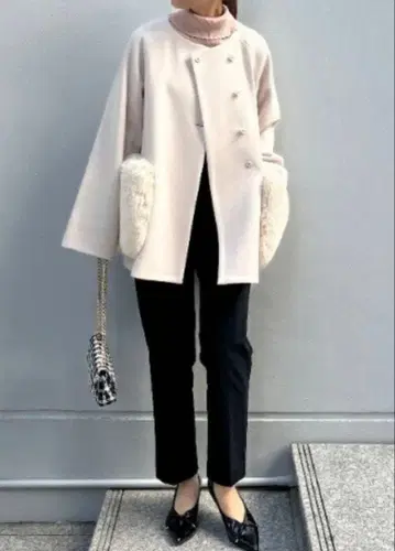 쿠튀르 브로치 2WAY 인조 모피 탈부착 포켓 하프 코트 베이지 38