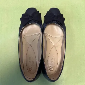 리본 달린 펌프스 DIANA