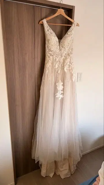 아이보리 V넥 웨딩 드레스