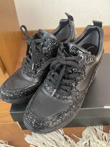 +diana 블랙 글리터 스니커즈 24cm